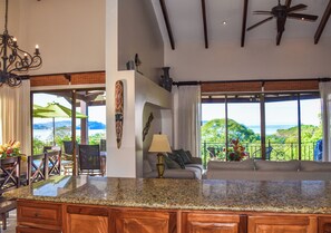 Smart TV, reproductor de DVD, libros y biblioteca musical 