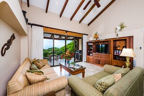 Smart TV, DVD player, books, music library - Luxury Home with Gorgeous Ocean Views ! (Potrero)