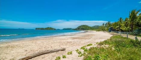 Playa en los alrededores, camastros y toallas de playa