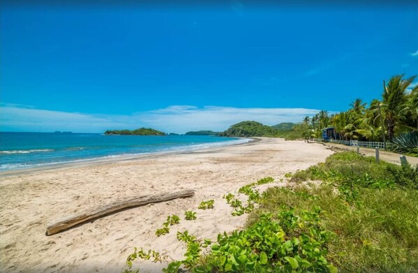Perto da praia, espreguiçadeiras, toalhas de praia 
