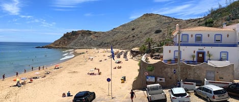 Playa en los alrededores, camastros y toallas de playa