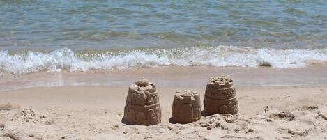 En la playa, camastros y toallas de playa