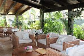 Outdoor dining - Charming villa 150m from the beach, white sands, crystalline sea, big porches. (Santa Margherita di Pula)