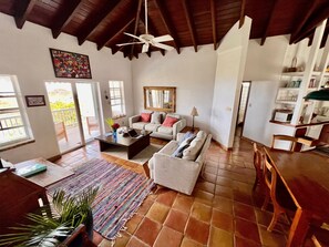 Smart-TV, DVD-Player, Bücher, Musikbibliothek