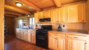 KylskÄp, ugn, spishÀll och kaffe- och tebryggare