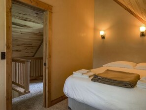 2 bedrooms, free WiFi, bed sheets - Cabins At Hay Creek- Beautiful Log Cabin Stunning Views of Glacier National Park (Polebridge)