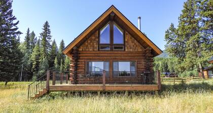 Kaunis hirsimökki, upeat näkymät Glacier National Park, lähellä Polebridge