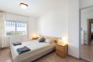 3 bedrooms, travel cot, WiFi, bed sheets - Big Apartment, Sea & Mountain views, private pool, close to amenities & IronMen  (Calella)