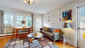 Smart TV, DVD player, books, music library - West End perfect location ,  Steps to Town & Beach,  outside shower, parking , (provincetown)