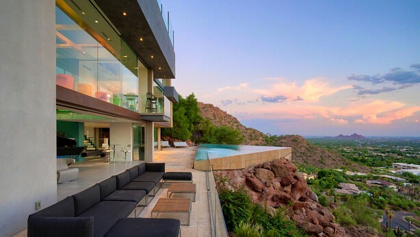 A modern house with a pool overlooking a mountainous landscape. - 10,000 sqf Mansion Carved into Camelback - Infinity Pool, Spa, Gym, Rooftop Bar (Phoenix)