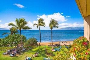 Plage, chaises longues, serviettes de plage