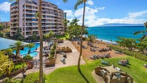 Un hotel con piscina, playa y vista al océano.