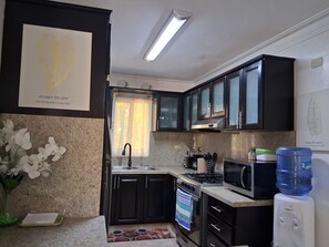 Cafetera y tetera, refrigerador, microondas y horno 