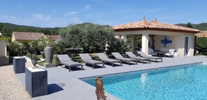 Alberca al aire libre y alberca climatizada