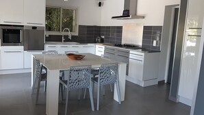 Cafetera/tetera, refrigerador, microondas, horno
