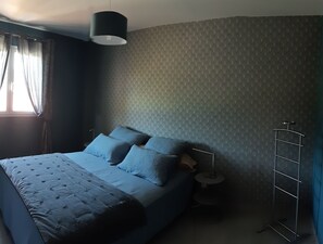 4 habitaciones, tabla de planchar con plancha y cuna de viaje 