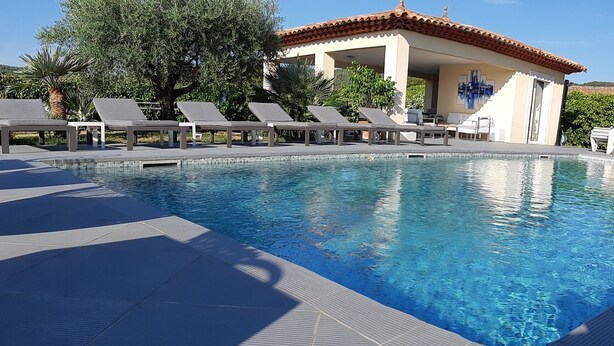 Una piscina al aire libre, una piscina climatizada