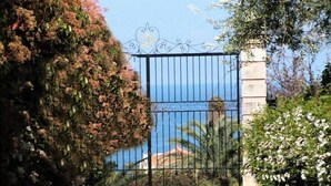 A gated entrance with a view of the sea. - ancient 1700 Villa facing Eolie Island (Milazzo)