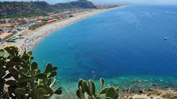 A coastal town with a clear view of the sea, a beach, and a hill with buildings. - ancient 1700 Villa facing Eolie Island (Milazzo)