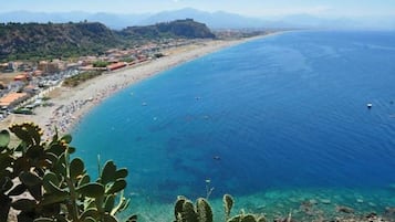 Una spiaggia nelle vicinanze