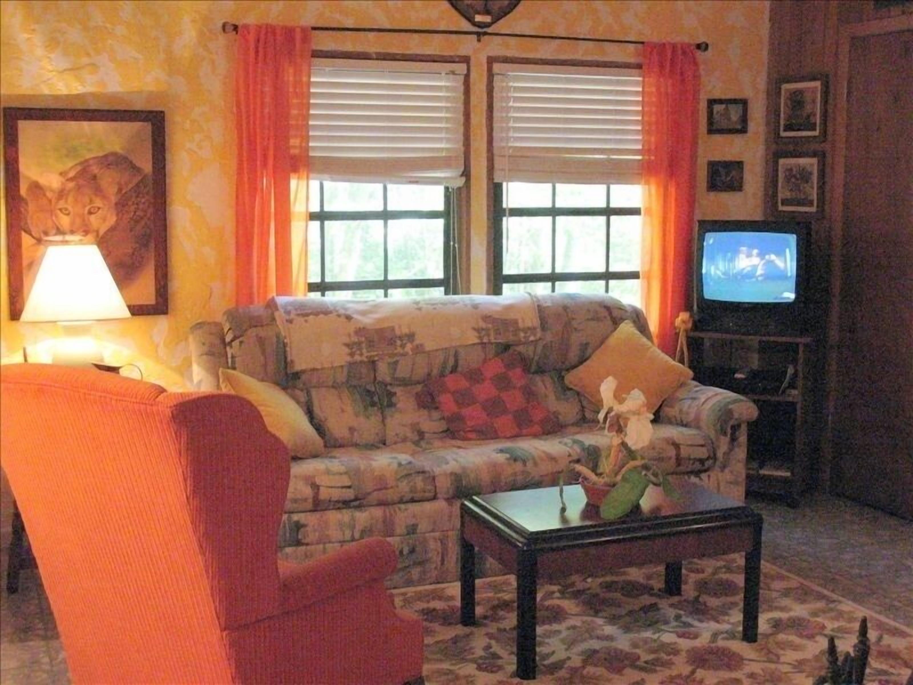 -Mountain Cabin at the Waters Edge with WIFI