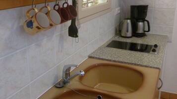 Fridge, stovetop, coffee/tea maker, electric kettle