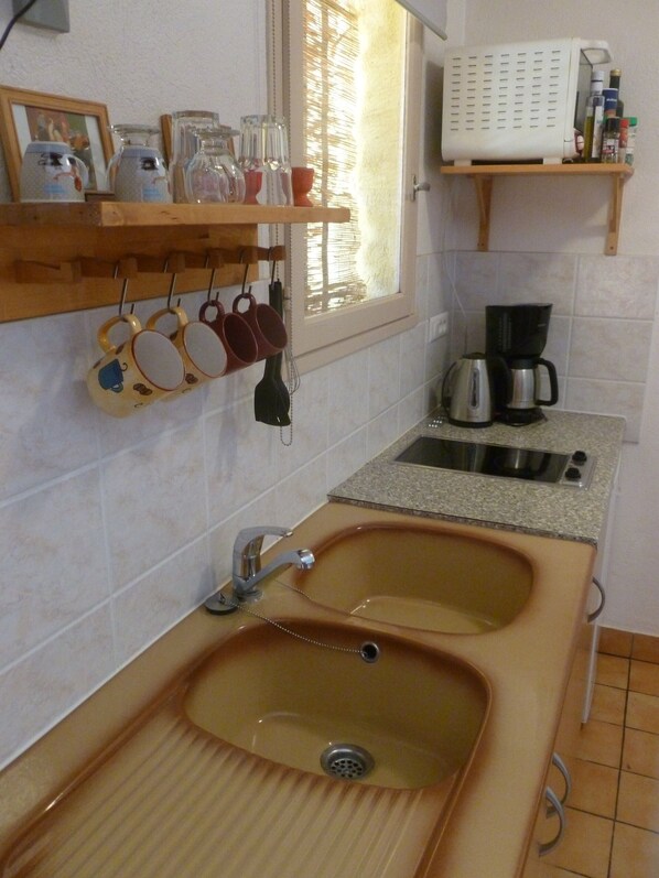 Fridge, stovetop, coffee/tea maker, electric kettle