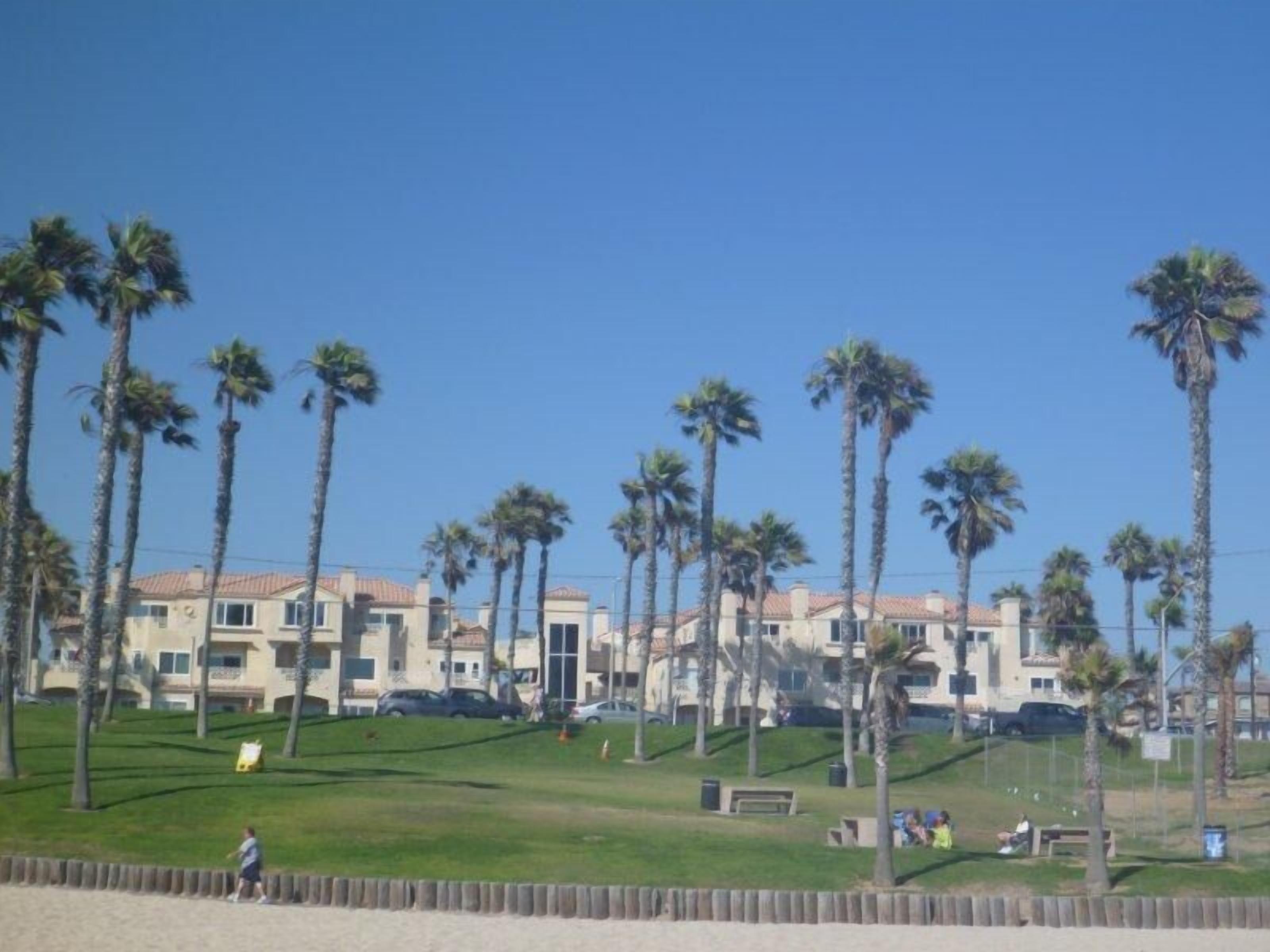 STEPS FROM THE BEACH - HUNTINGTON CONDO - BEAT THE HOTEL COSTS