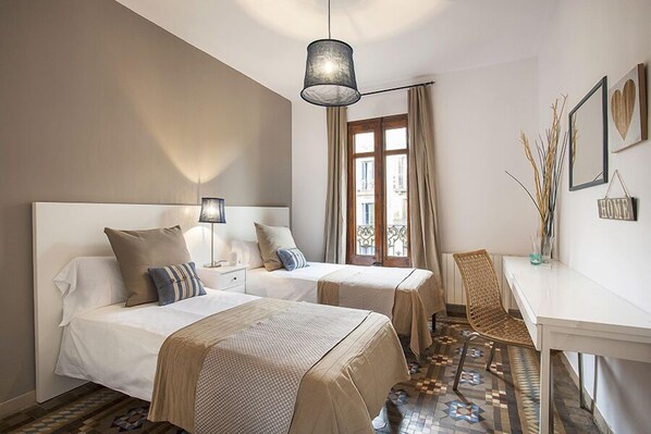 3 bedrooms, iron/ironing board, WiFi, bed sheets - The Grande 1 Apartment on Valencia St. Ideal for families (Barcelona)