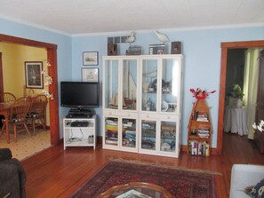 Smart TV, video games, DVD player, books - Cottage with Harbor and Chesapeake Bay View in Rock Hall, MD (Rock Hall)