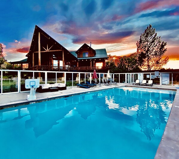 Lämmitetty uima-allas