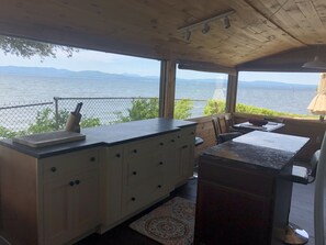Cucina con vista su un lago e montagne.