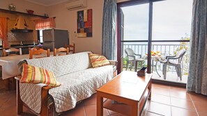 Een televisie en een open haard