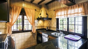 Een koelkast, een magnetron, een oven, een vaatwasser