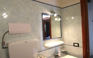 Dusche, Haartrockner, Bidet, Handtücher