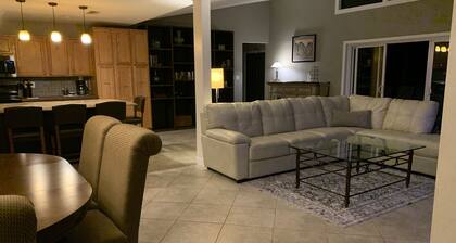 Accueil Lakefront oĂč vous pouvez vous retirer et vous dĂ©tendre.