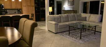 Lakefront Hjem, hvor du kan trække dig tilbage og slappe af.