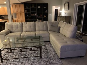 Smart TV, lareira, DVD player, livros