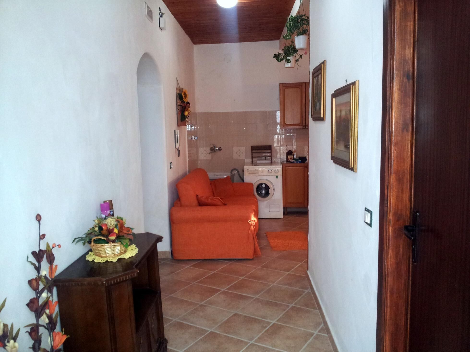 Villa with a veranda and outdoor shower by the sea and cultural sites