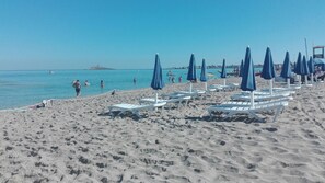 Plage à proximité, chaises longues