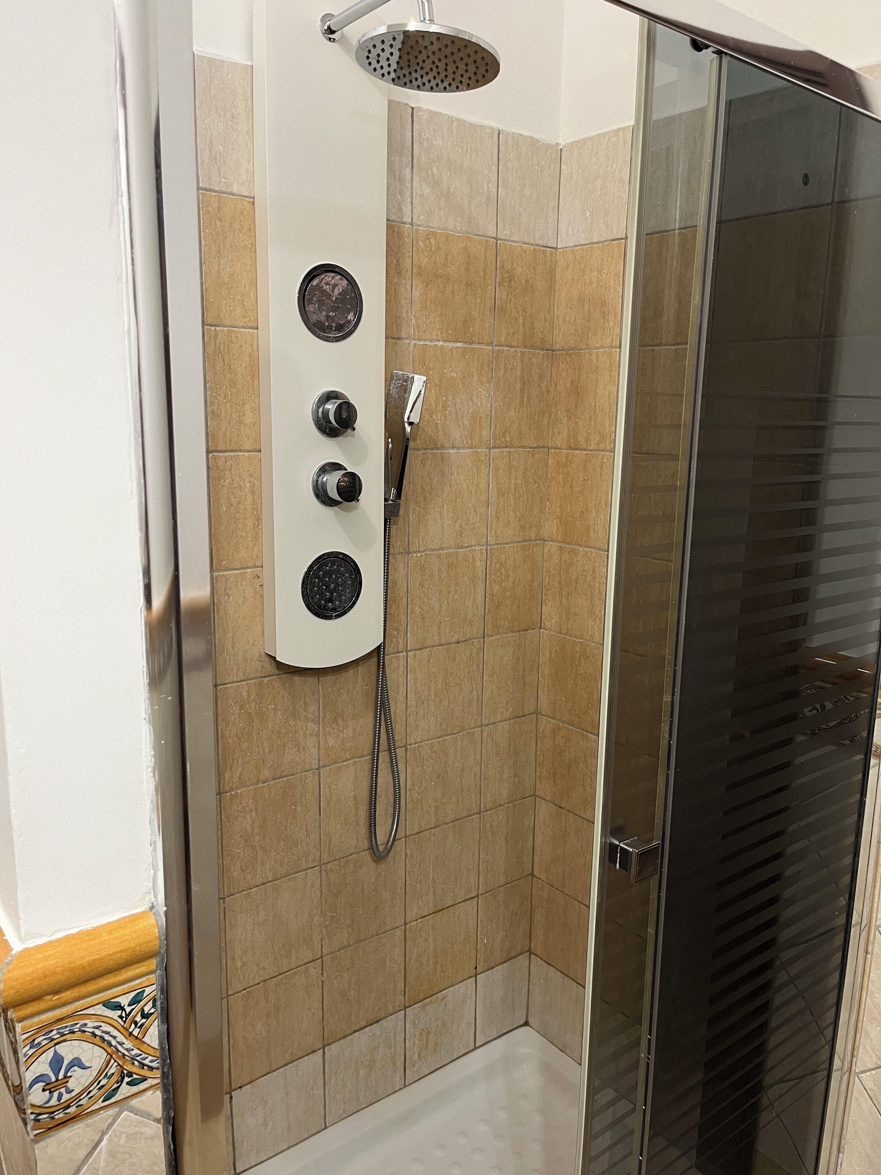 Duschwanne, Haartrockner, Bidet, Handtücher