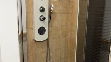 Duschwanne, Haartrockner, Bidet, Handtücher