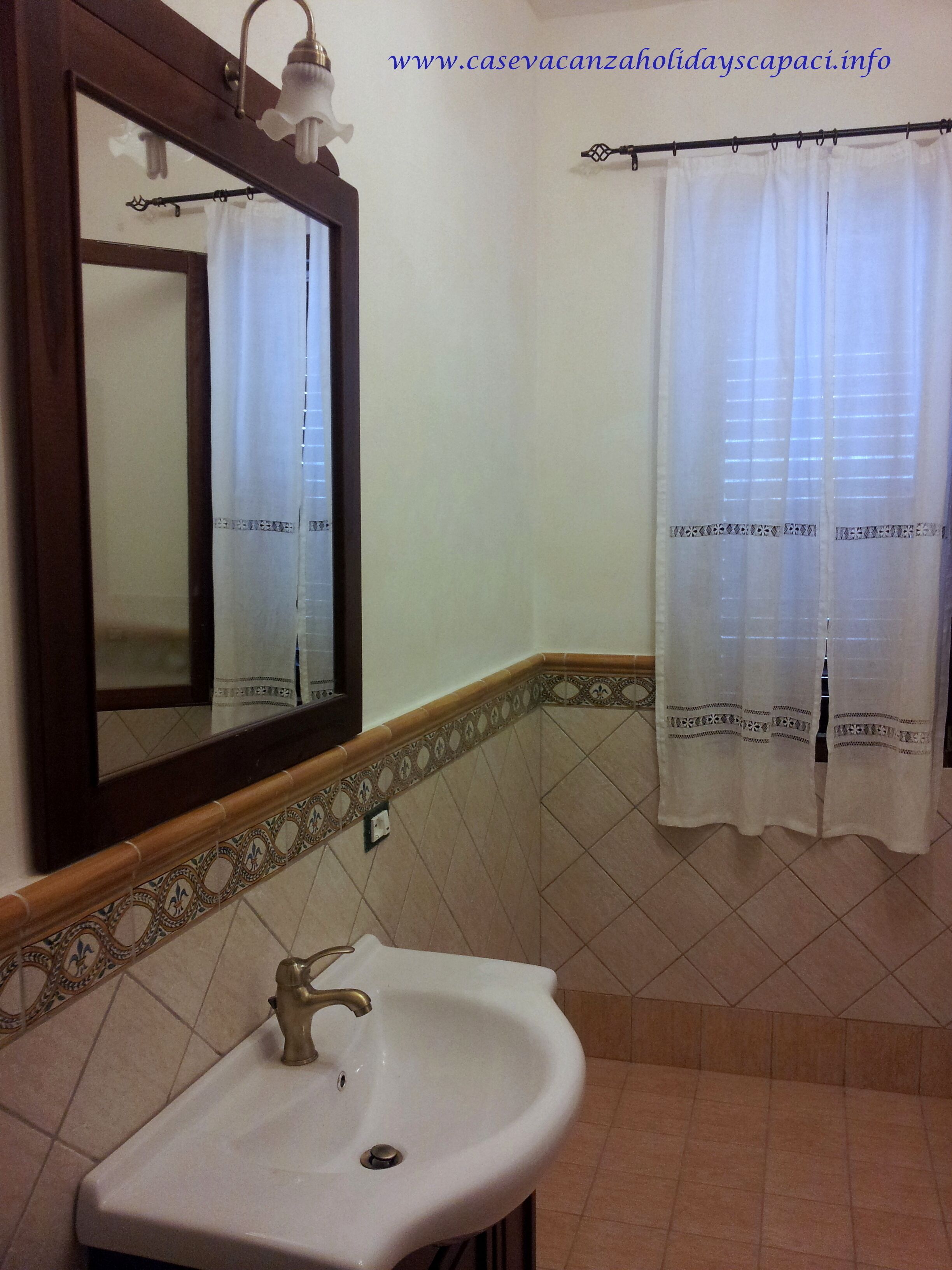Villa with a veranda and outdoor shower by the sea and cultural sites