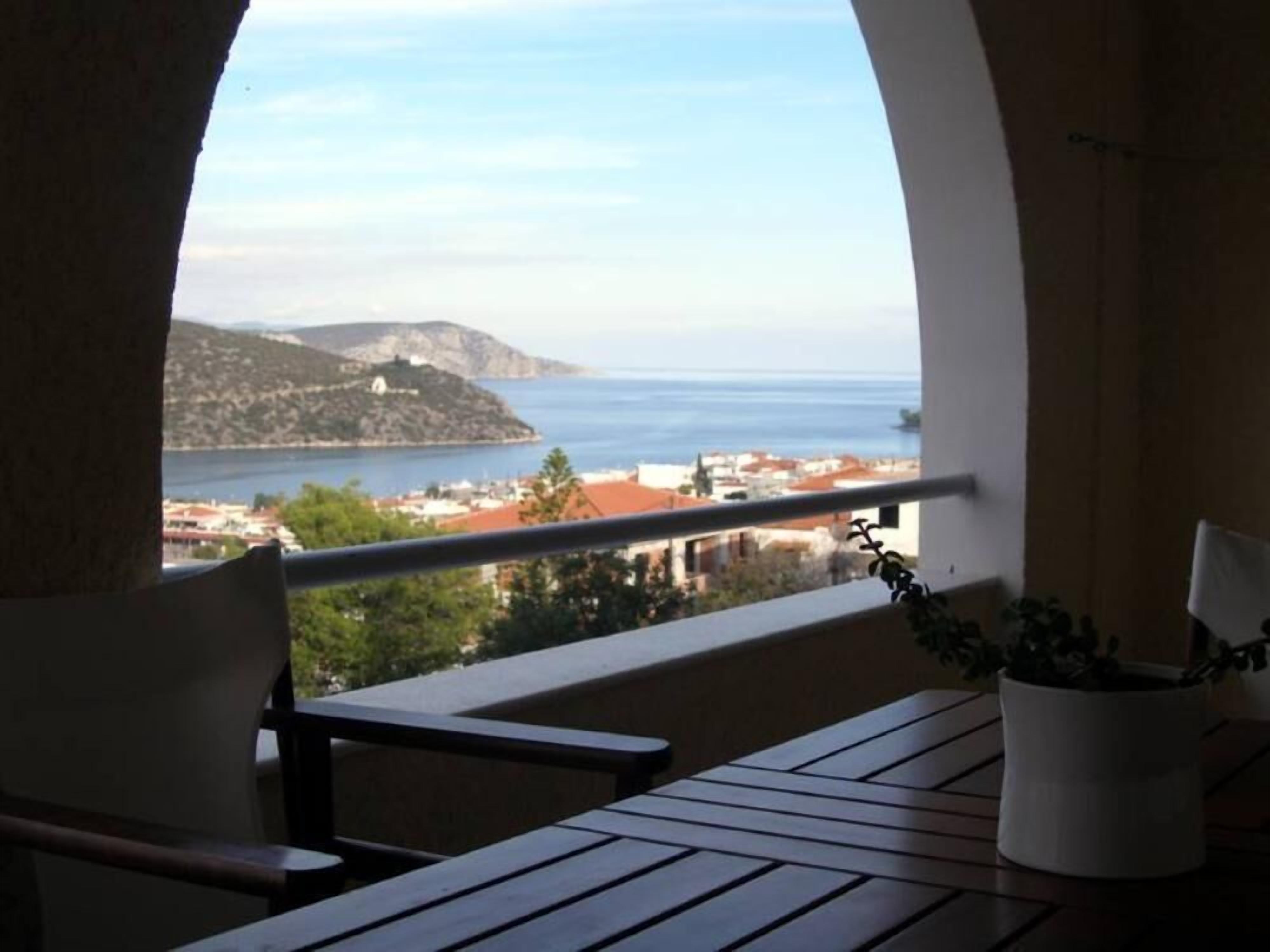 Modern village house - Beautiful sea views all around - Sandy beaches - v.Good base for visits to archeological sites & picturesque islands (Hydra, Spetses, Poros)