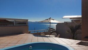 A swimming pool with a view of the sea and mountains. - Penthouse with Pool, Barbecue and Wonderful Sea View (Florianópolis)