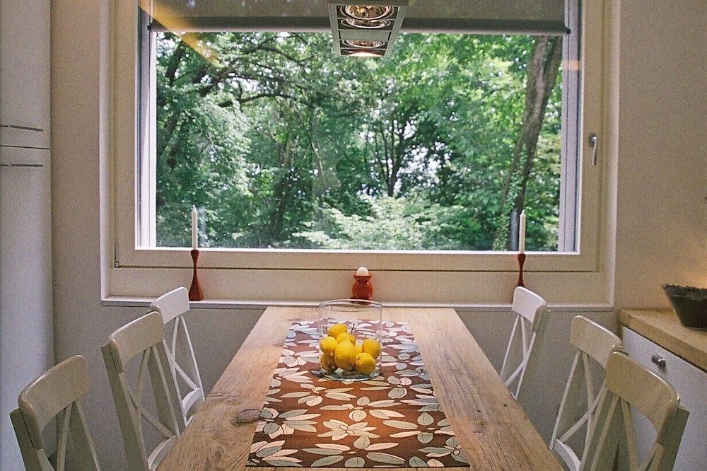 Exquisite newly built accomodation in the heart of woods
