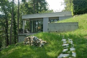 Property grounds - Exquisite newly built accomodation in the heart of woods (Brunate)