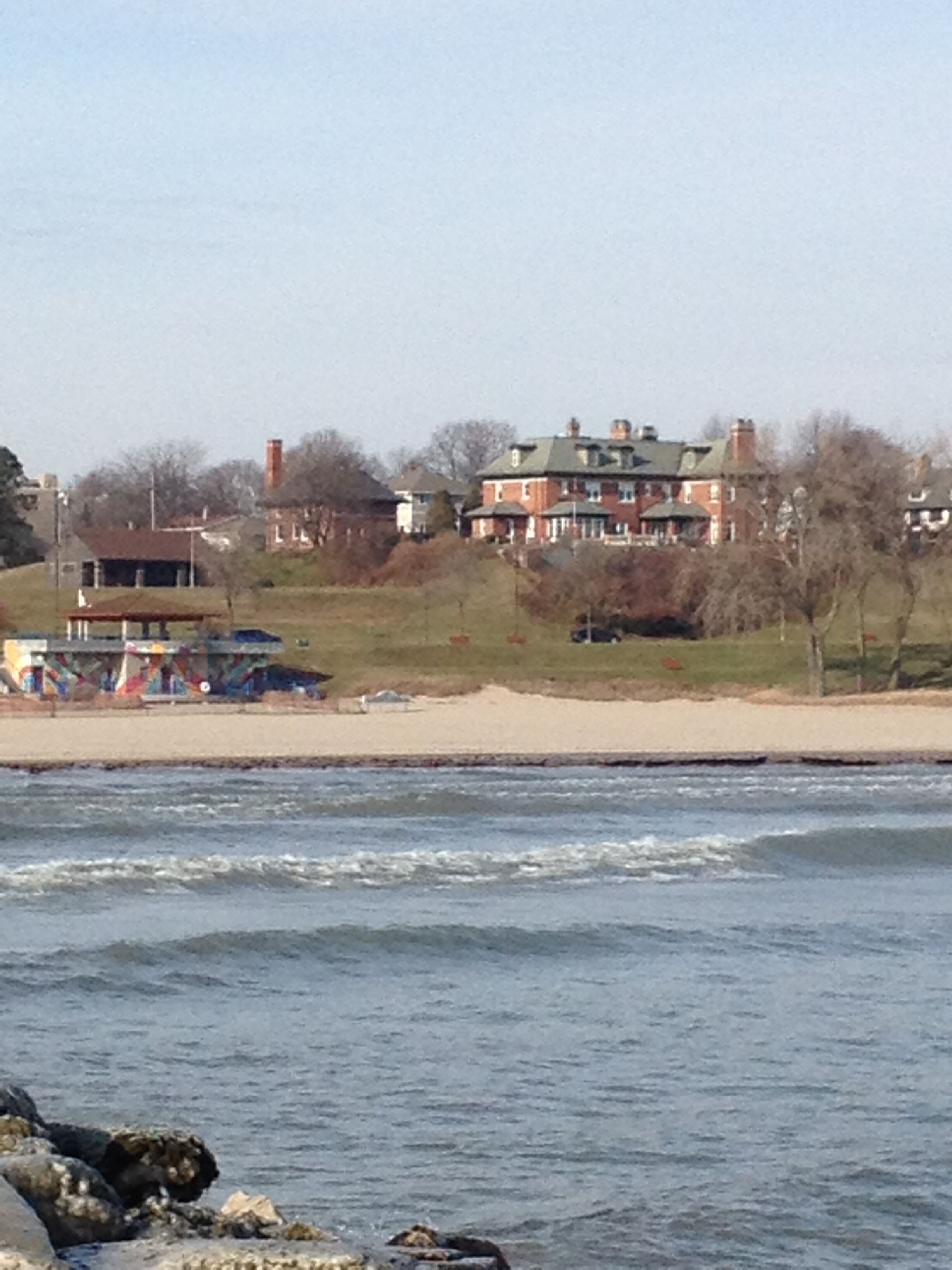 På stranden, solstolar och strandhanddukar