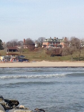 Sur la plage, chaise longue, serviettes de plage