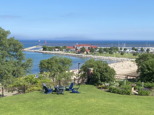 Book now to celebrate New Year’s Eve at an in-home mansion bar! No DD needed.